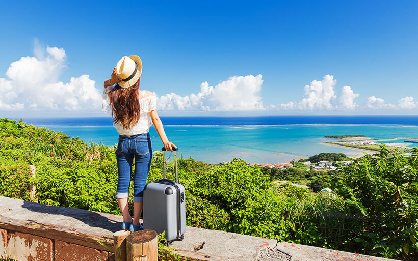 1週間、2週間で行けるフィリピン短期留 女性がスーツケースを持って海をみている