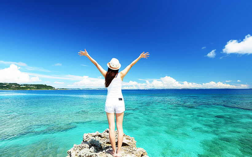 1ヶ月(4週間)のフィリピン留学(セブ島留学|バギオ留学) 女性が海を見ながら手を広げている