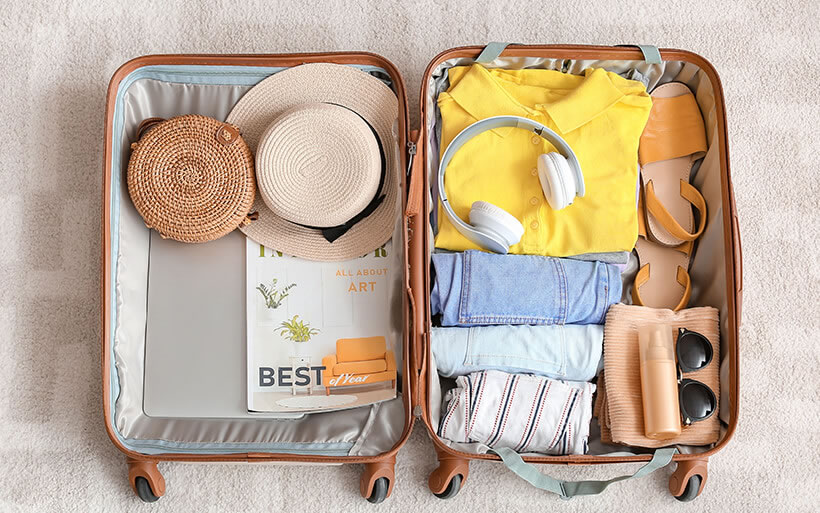 フィリピン留学の「持ち物リスト」 スーツケースを開けている