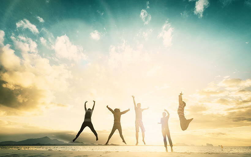 フィリピン留学後の留学生の人生ストーリーは 5人の若い人が逆光の中ジャンプ